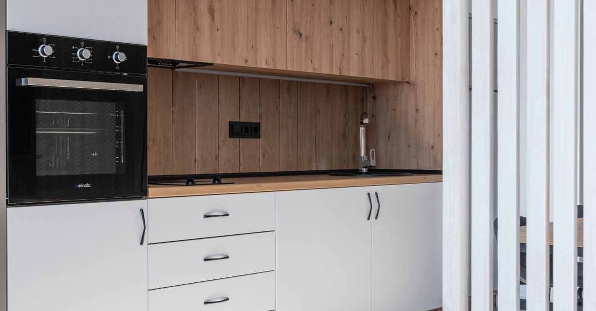 The Impact of Customer Feedback on Cabinet Expert Selection